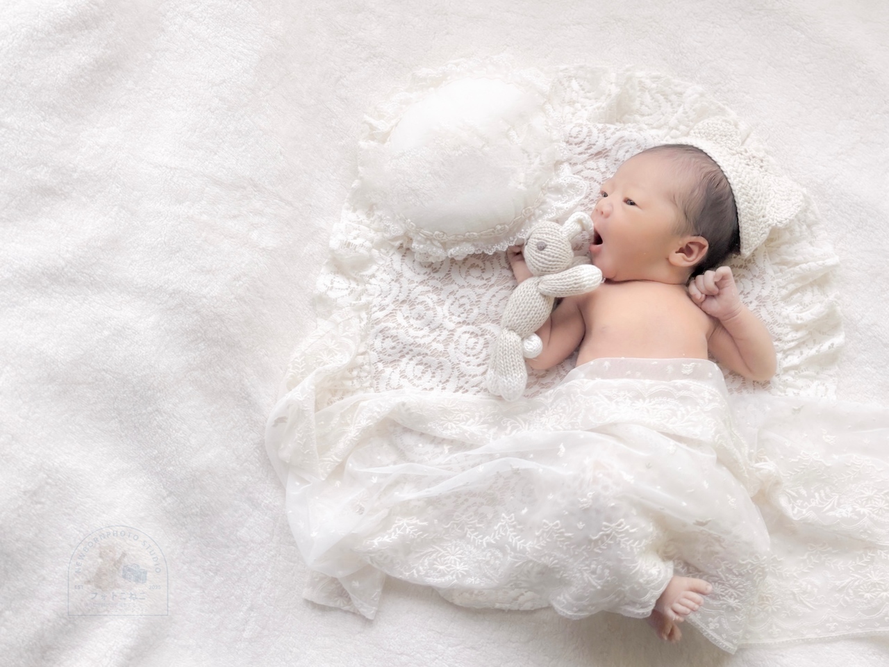 浦安市 S田さまご家族のニューボーンフォト出張撮影写真。ペットと赤ちゃんのツーショットを撮影し、安心して楽しめた様子。