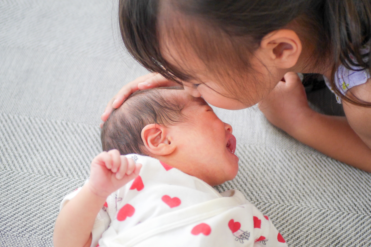助産師が撮るニューボーンフォト赤ちゃんとお姉ちゃんの愛おしいきょうだい写真