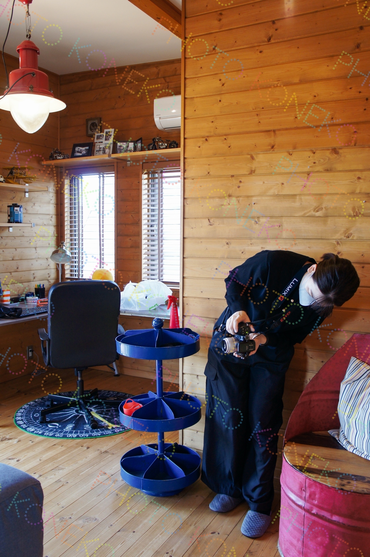 助産師フォトグラファーがマスクを着用し、BESS柏でニューボーンフォトを安全に撮影している様子