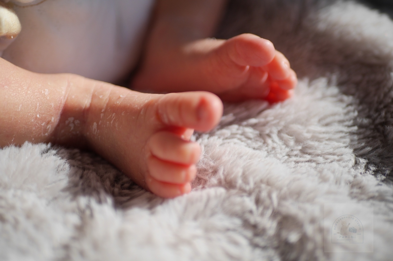 祖父母が依頼したニューボーンフォト、赤ちゃんの足のパーツ写真。初孫へのお祝いとして出張撮影。