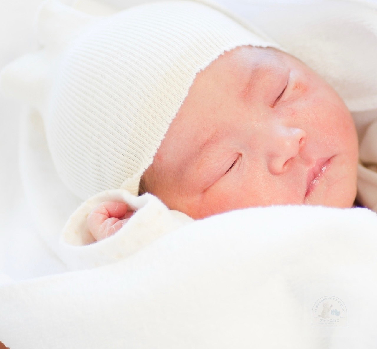 入院中で産院着の赤ちゃん生まれて間もない赤ちゃん