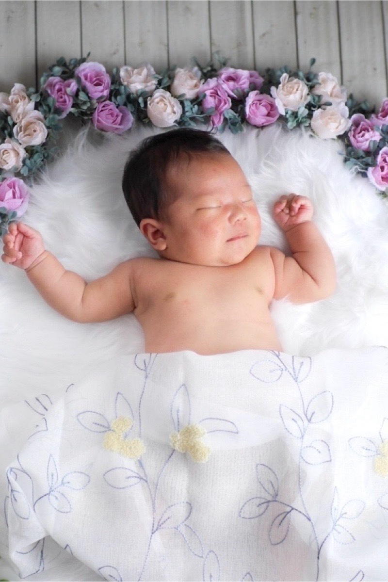 生後間もない赤ちゃんのニューボーンフォトに最適な撮影タイミング