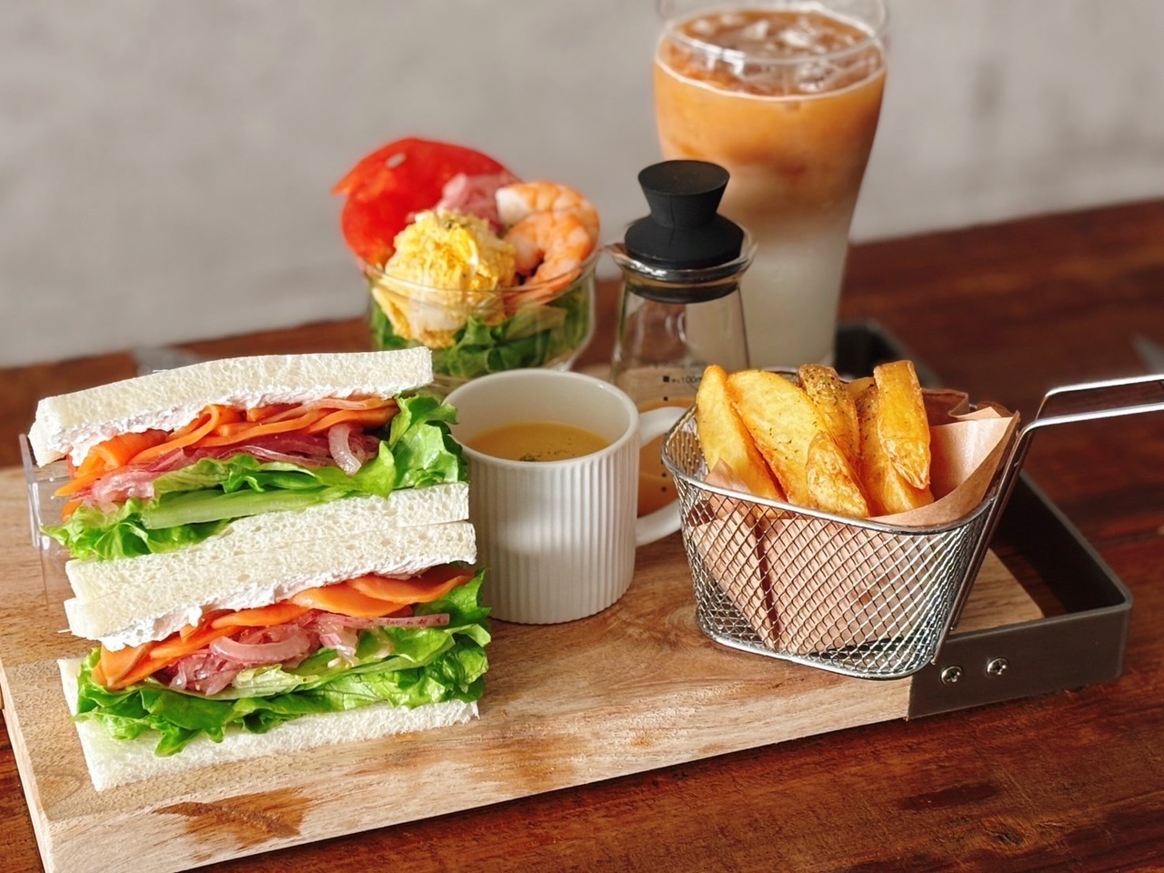 赤ちゃん連れでも楽しめる、野田市あさひ散道イッチの彩り豊かなサンドウィッチ境町での出張ニューボーンフォト撮影　赤ちゃんのドラマチックな写真