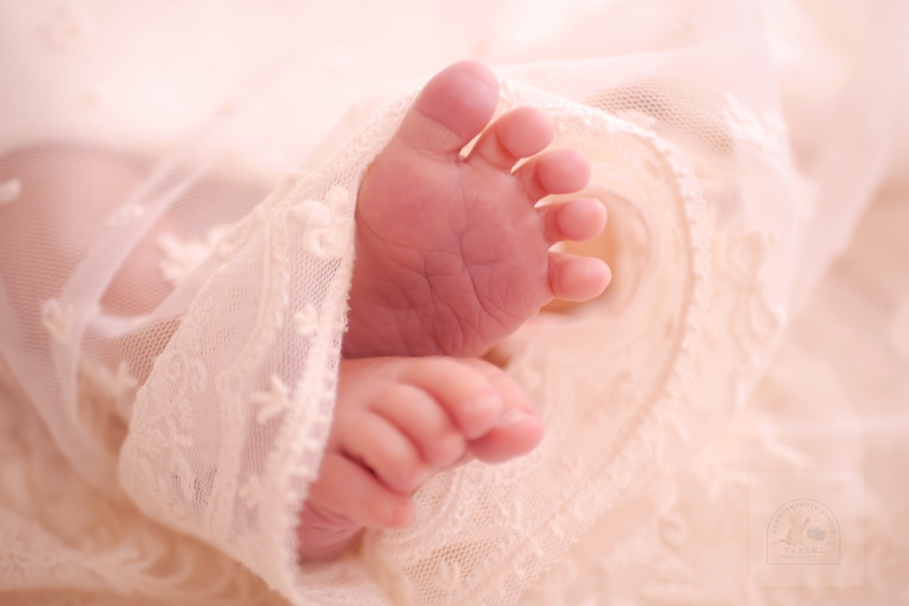 さいたま市 I部さまご家族のニューボーンフォト。レースに包まれた新生児の足のパーツフォト。撮影日も柔軟に対応してもらい、安心して撮影できた様子。