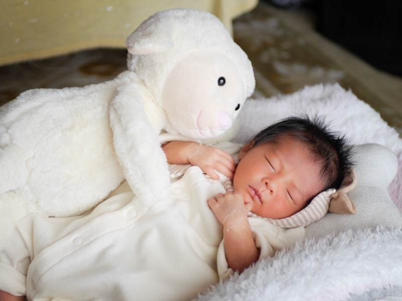 ファーストトイの横で寝る赤ちゃんと、準備しておくと良い赤ちゃんアイテムの紹介